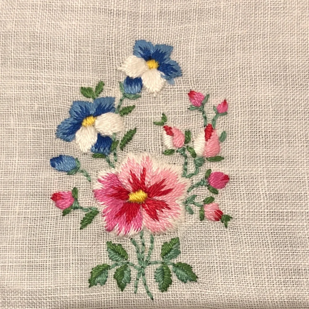 Embroidered Floral Linen Set (8)